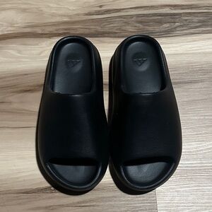 Yeezy “Onyx” Slides US8